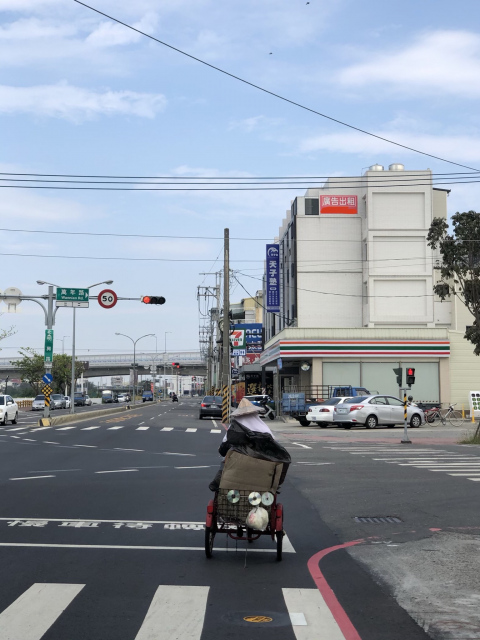 明興路與萬年路交叉路口，86交流道附近