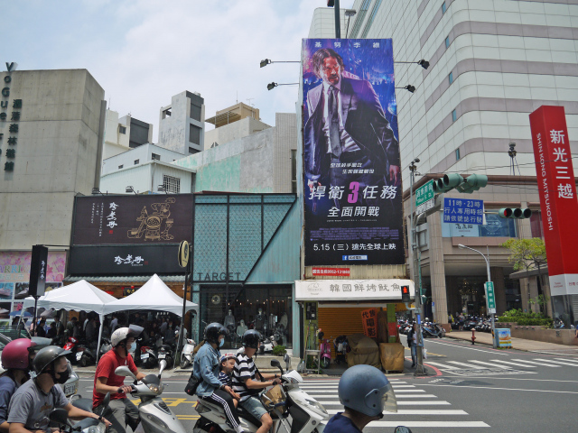 台南新光三越中山店(民族路B面) 商圈看板